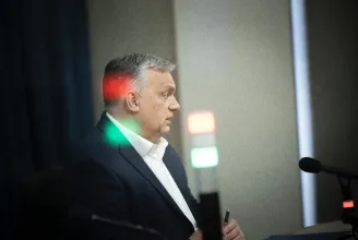 Egy légiközlekedési szakértő szerint technikai landolás során nem száll ki az utas a gépből, pedig Orbán Viktor elvileg ezt tette Pisában