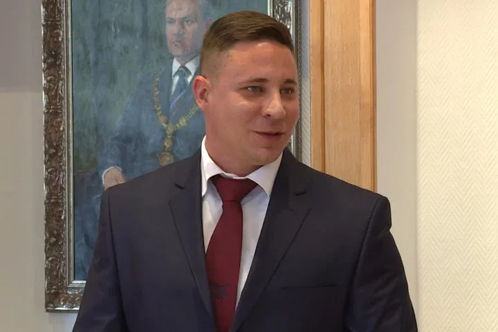 Schadl György naplójában felbukkan egy alkotmánybíró neve, akinek végrehajtó lánya ott bérel irodát, ahol a Völneré is volt
