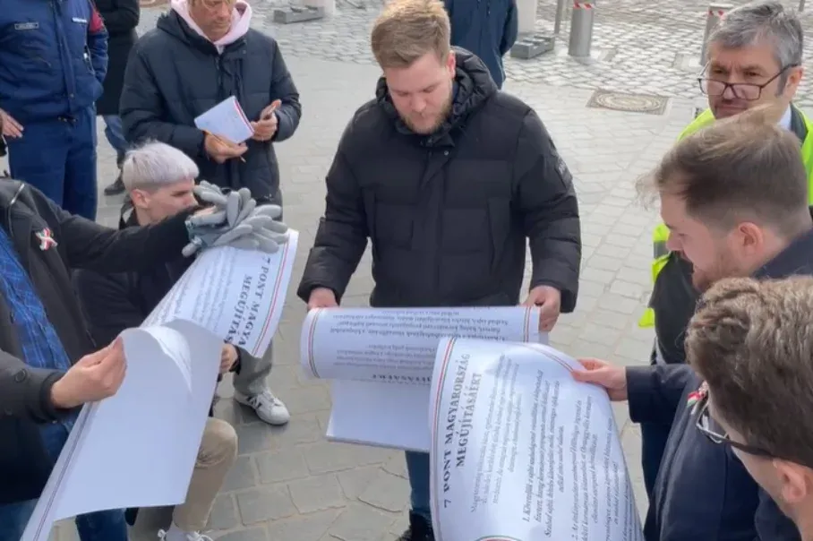 A Momentum politikusai és Hadházy Ákos elbontották a kordonokat a Karmelita körül