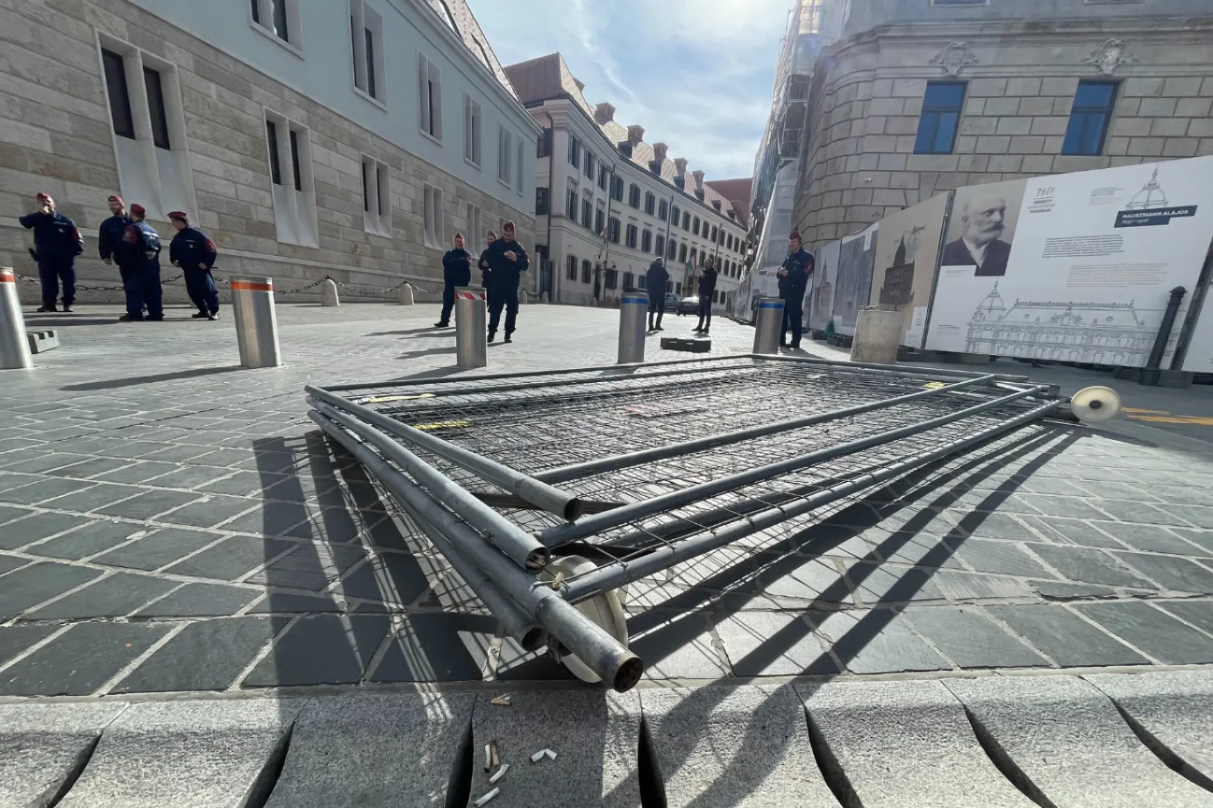 Opposition politicians dismantle cordons around Orbán's office