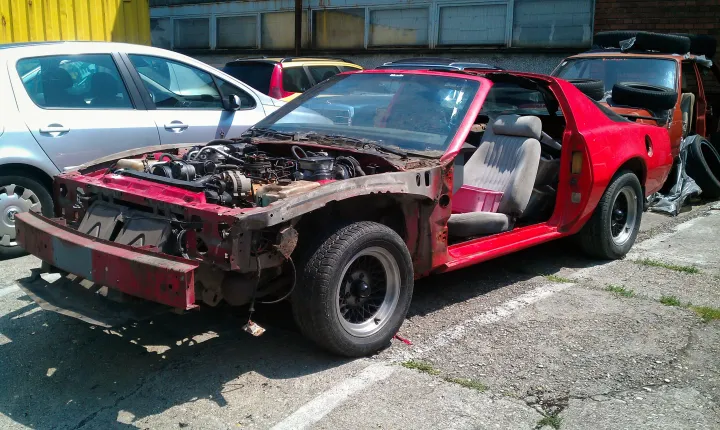Az alapautó piros, gyári, sérülésmentes, 1987-es modell volt, 5000 köbcentis, V8-as motorral és a műszerfala, amely szinte tökéletesen megegyezik a sorozatban szereplő csodaautóéval – Fotó: Varga Zsolt
