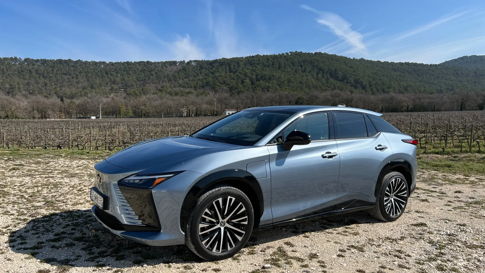 Beültünk a Lexus gepárdjába, ami az új szuperkormányával egy drága, de pofás matchbox