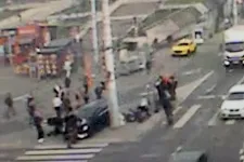 Felhajtott a járdára, gyalogosokat sodort el egy 27 éves autós a Hungária körútnál
