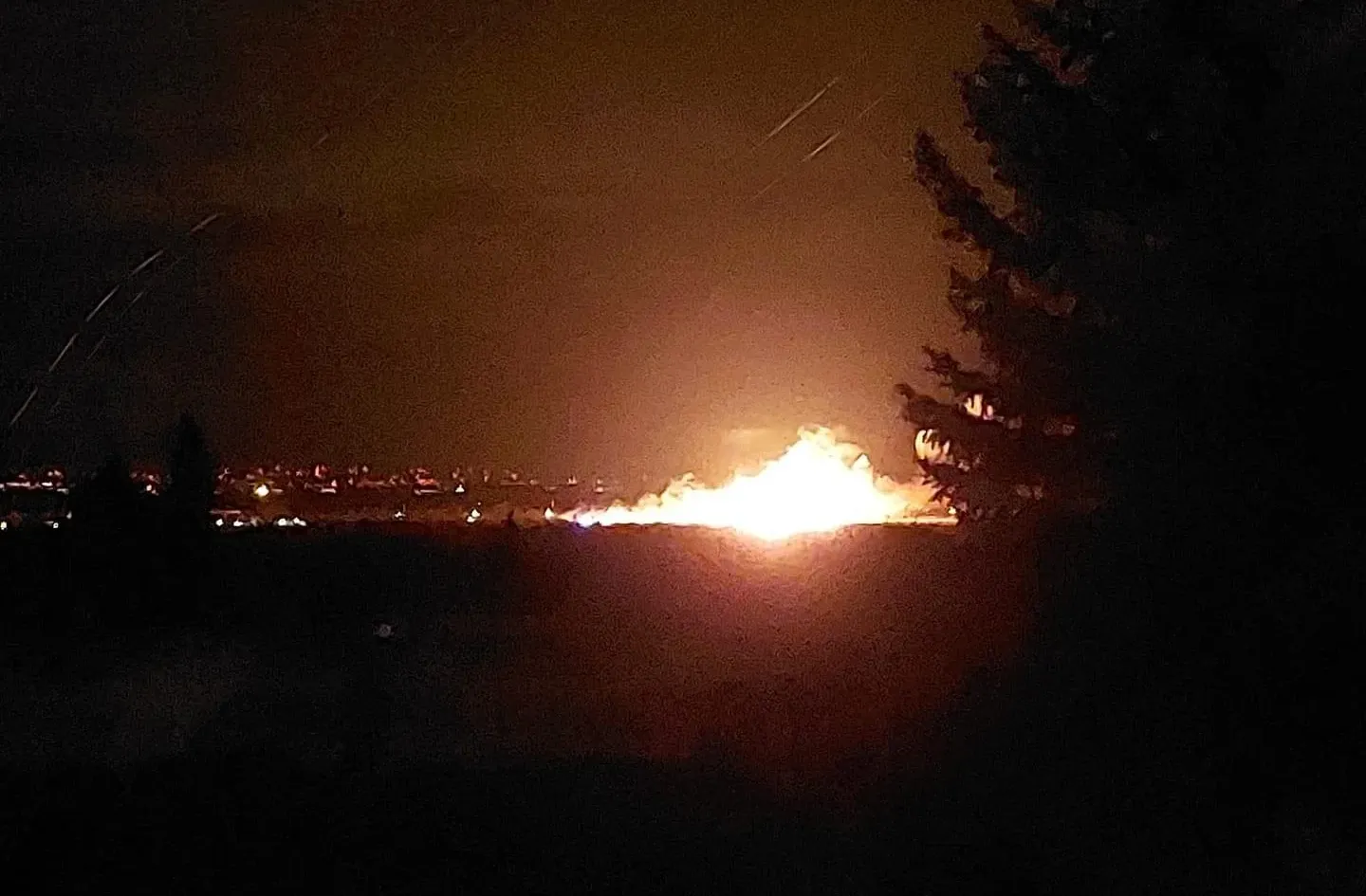 Lángol a nádas az osztrák határ közelében