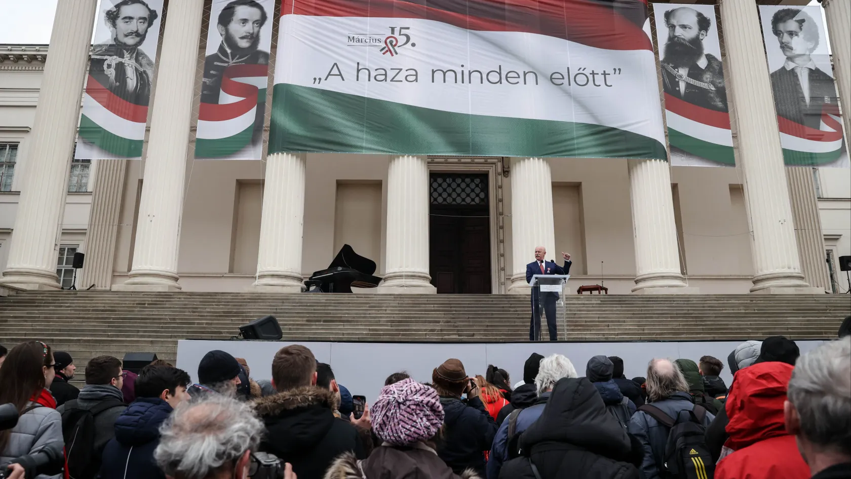 Először vérrel védett hazáról, aztán ukrajnai békéről magyarázott a kormány március 15-én Budapesten