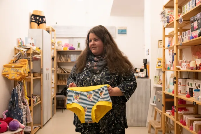 Csete Mónika, az Emilla alapítója egy menstruációs bugyit tart a kezében – Fotó: Hevesi-Szabó Lujza / Telex