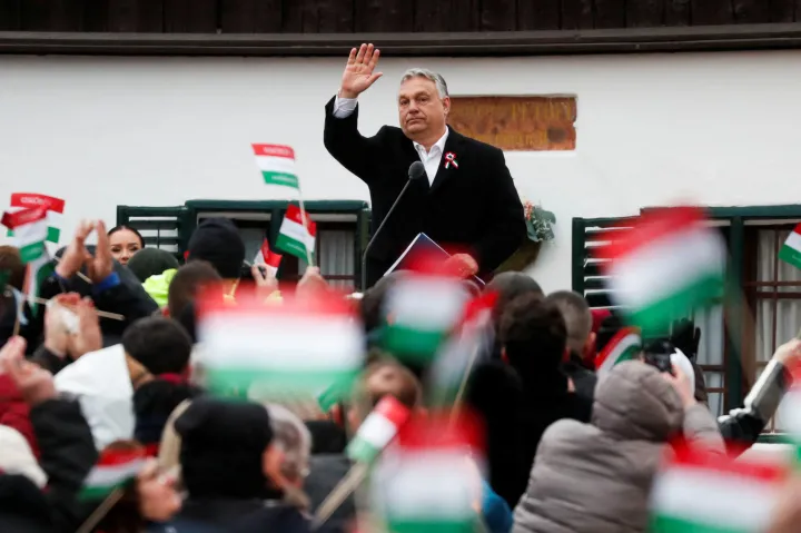 Orbán Viktor: Látjuk, hogy Petőfi odakanyarítja a tizenkét pont elé, legyen béke