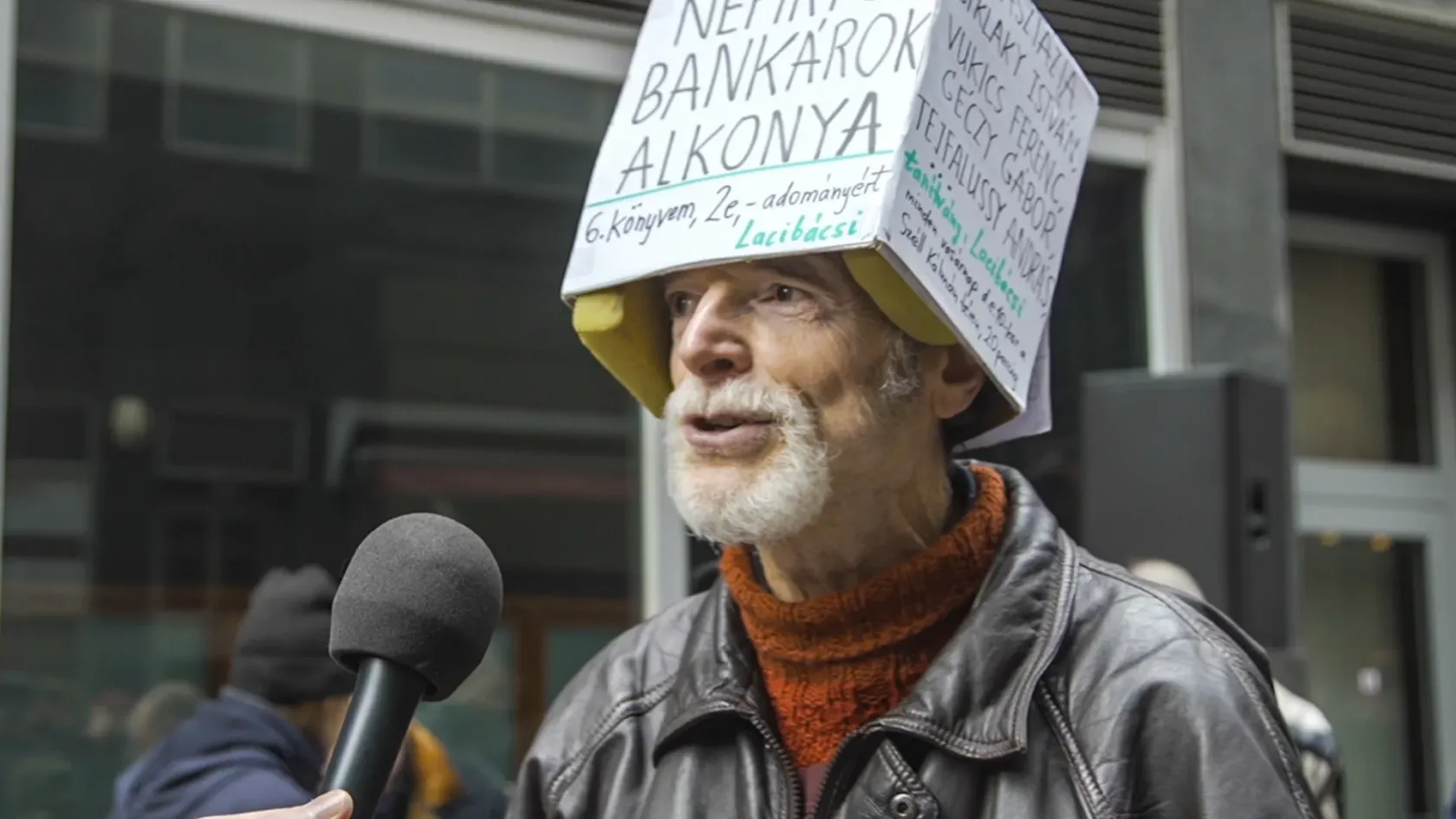 A fiataloknak nincs sok választásuk, ha nem akarnak simulni a becsapógépezethez