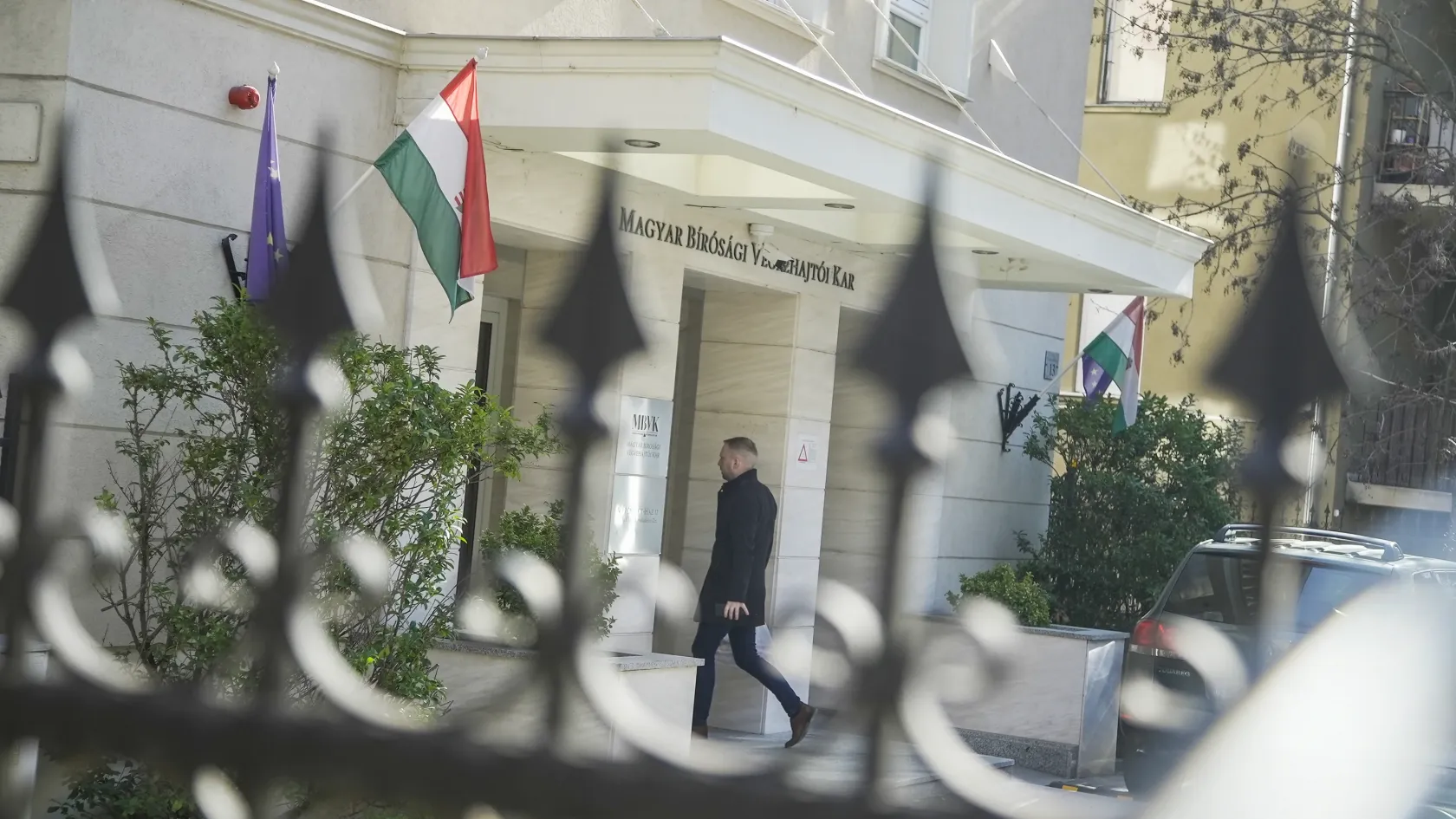 A törvény szerint tényleg a börtönbe kellene menniük Schadl elé esküt tenni a végrehajtóknak