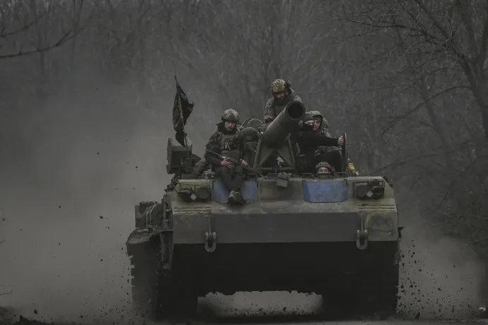 Ukrán katonák Bahmut közelében, Donbasz régióban 2023. március 15-én – Fotó: Aris Messinis / AFP 