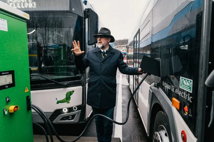 Beüzemelték Marosvásárhelyen az elektromos buszokat