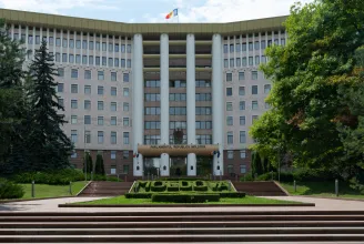 Az ellenzék tüntetése közepette elfogadta a moldovai parlament, hogy a román legyen az ország hivatalos nyelve
