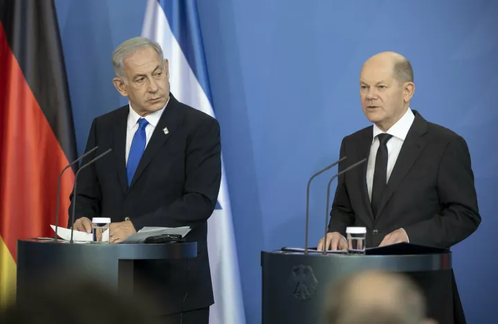 Benjámin Netanjahu izraeli miniszterelnök (balra) és Olaf Scholz német kancellár (jobbra) a berlini sajtótájékoztatón – Fotó: Kira Hofmann / AFP