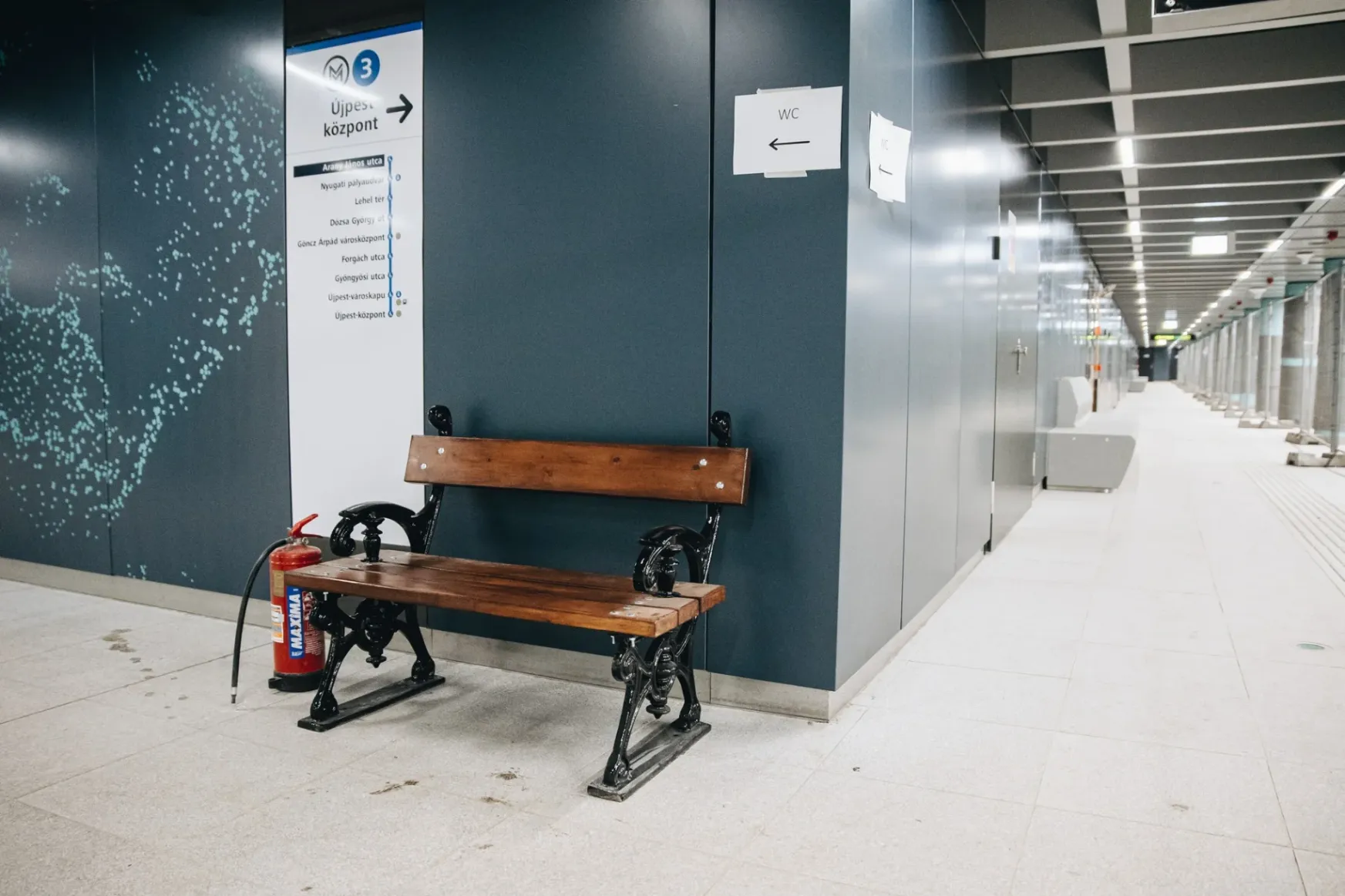 Visszakerült eredeti helyére Kányádi Sándor padja a felújított Arany János utcai metrómegállóban