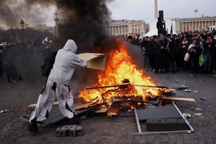 Tüntetés a nyugdíjreform ellen Párizsban – Fotó: Thomas Padilla / AP