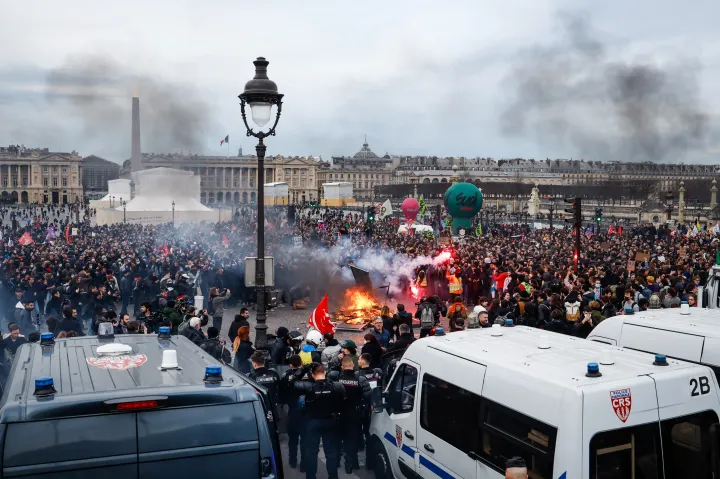 Gyújtogattak és kövekkel dobálták meg a rendőröket a nyugdíjreform elleni tüntetésen Párizsban