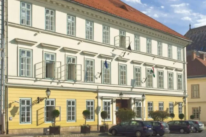A Schadl Györgyöt védő ügyvéd irodája a budavári önkormányzatnak ad tanácsokat