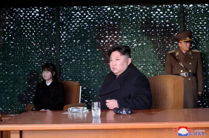 Kim Dzsongun és lánya, Kim Dzsue személyesen felügyeli a legújabb észak-koreai rakétakísérletet. Fotó: Kcna / Reuters
