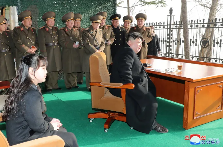 Kim Dzsongun és lánya, Kim Dzsue személyesen felügyeli a legújabb észak-koreai rakétakísérletet. Fotó: Kcna / Reuters