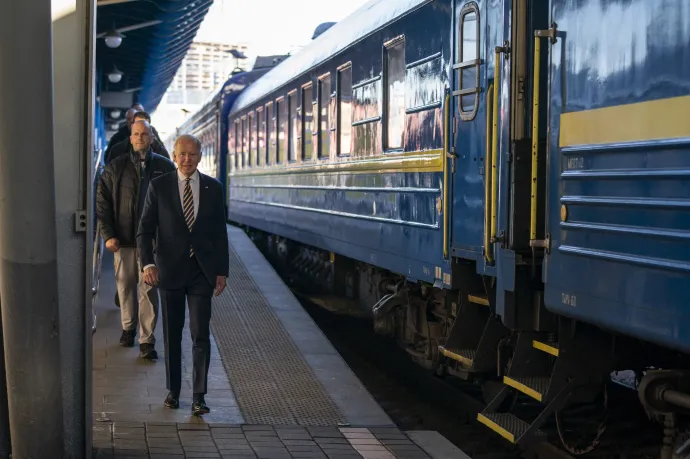 A városba érkező Joe Biden a kijevi vasútállomáson – Fotó: Evan Vucci / Pool / AFP
