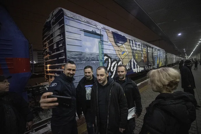 Olekszandr Kubrakov ukrán infrastrukturális miniszter és Olekszandr Kamisin, az ukrán vasúttársaság vezetője részt vesz az orosz megszállás után első Herszonba tartó személyvonat indulása alkalmából tartott ünnepségen Kijevben, 2022. november 18-án – Fotó: Metin Aktas / Anadolu Agency / Getty Images