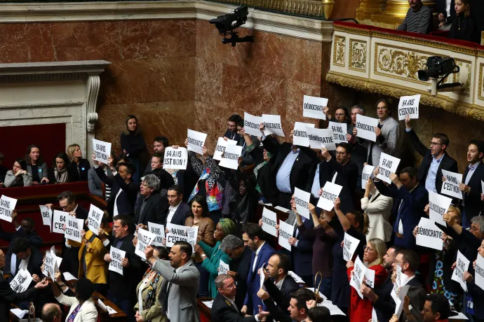 A NUPES frakció tagjai tiltakoznak 49.3. cikkely hatályba léptetése ellen a francia nemzetgyűlés ülésén 2023. március 16-án – Fotó: Aurelien Meunier / Getty Images