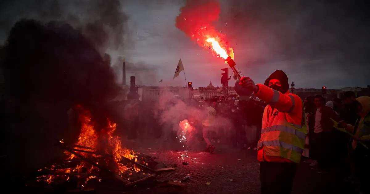 Macron zavargások árán is áttolja nyugdíjreformját a franciákon