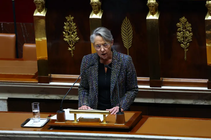 Élisabeth Borne francia miniszterelnök bejelenti a nyugdíjtörvény parlamenti szavazás nélküli hatályba lépését a francia nemzetgyűlés ülésén 2023. március 16-án – Fotó: Aurelien Meunier / Getty Images