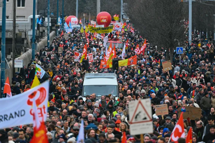 Felvonulás Párizsban a nyugdíjreform elleni országos sztrájkokon és tüntetéshullám részeként 2023. március 7-én – Fotó: Adrien Fillon / NurPhoto / Getty Images