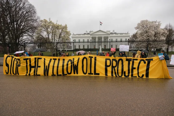 A Willow-projekt leállítását követelő tüntetők a Fehér Ház előtt, 2022. december 2-án, Washingtonban – Fotó: Bryan Olin Dozier / NurPhoto / Getty Images