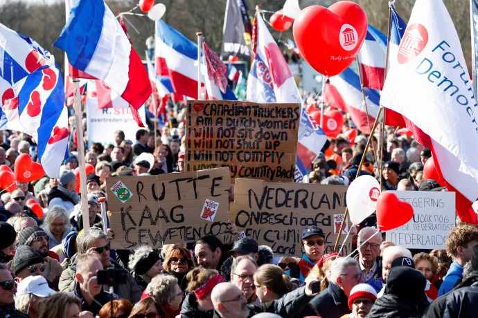 Holland gazdák transzparensekkel és zászlókkal tiltakoznak a kormánynak a nitrogénkibocsátás korlátozására irányuló politikája ellen Hágában, 2023. március 11-én – Fotó: Piroschka Van De Wouw / Reuters