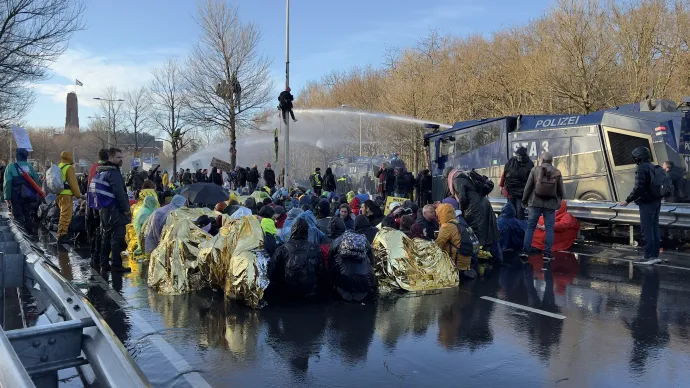 Klímaaktivisták tüntetése az A12-es főút lezárásával Hágában, 2023. március 11-én – Fotó: Abdullah Asiran / Anadolu Agency / AFP