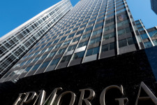 30 milliárd dolláros bankbetéttel folytatódik a tűzoltás Amerikában