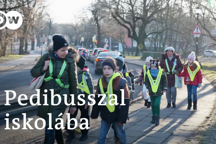 Pedibusszal járnak iskolába a gyerekek Gödöllőn