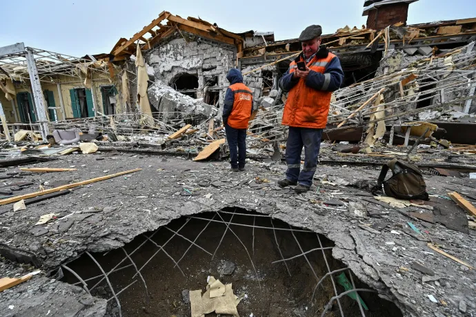 Önkormányzati dolgozók mérik fel a károkat Zaporizzsjában – Fotó: Reuters