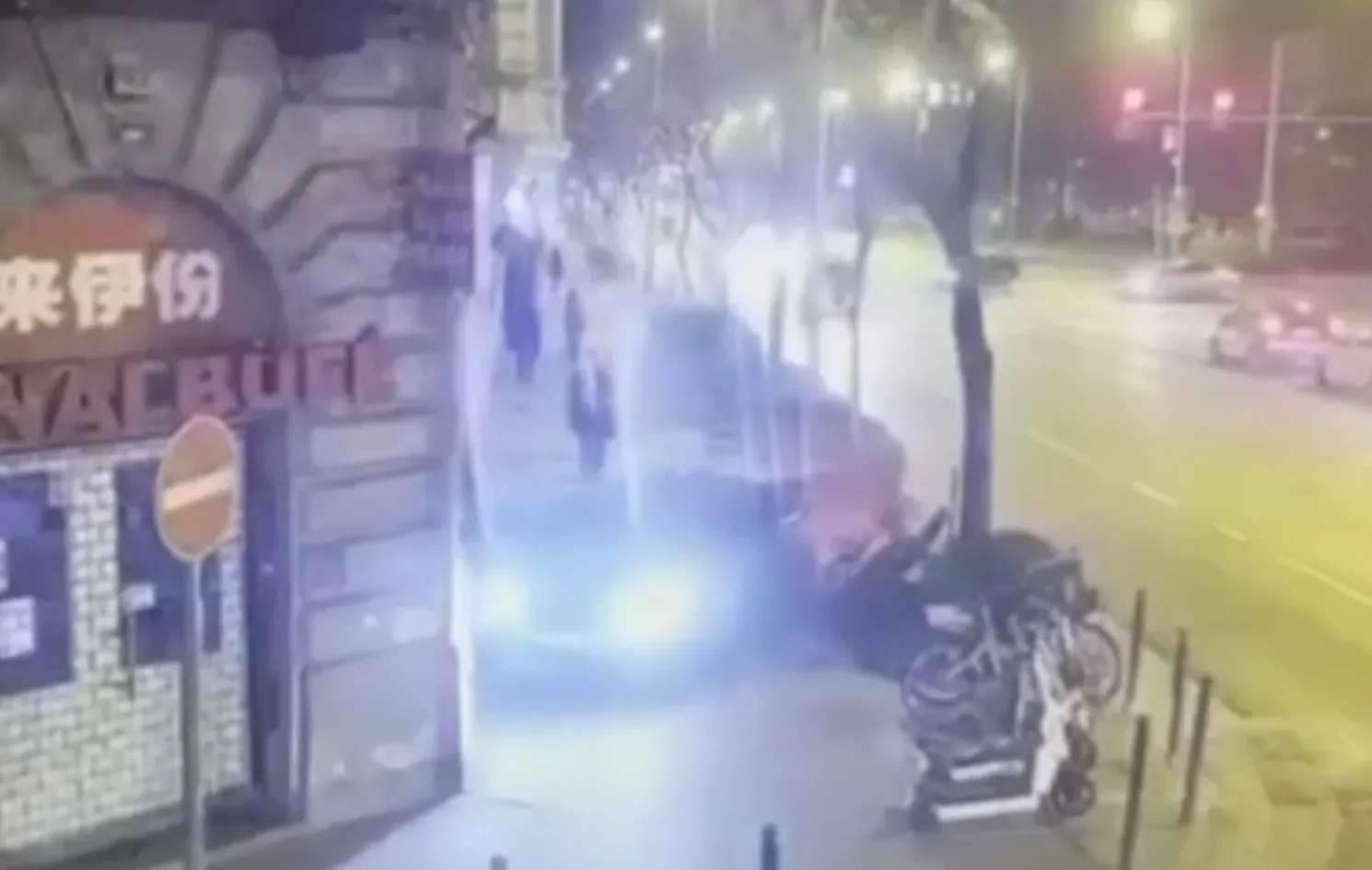 Járdára hajtó BMW-s sodort el egy gyalogost péntek éjjel az Üllői úton