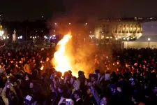 Könnygázzal oszlatták a tömeget a rohamrendőrök Párizsban