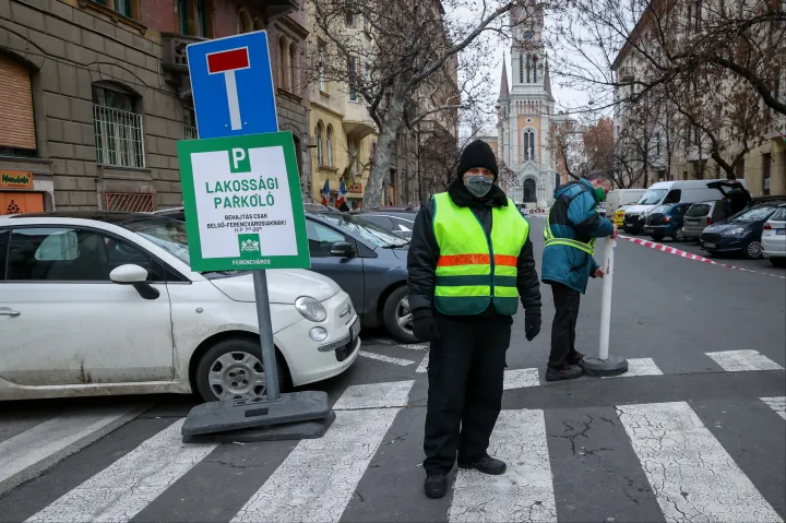 A kizárólagos lakossági parkolási zóna jelölése a Ferencvárosban – Fotó: Huszti István / Telex 
