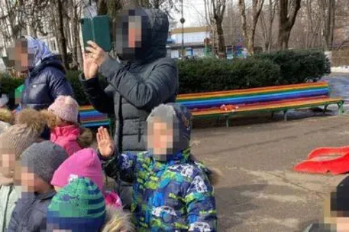 Oroszországban feljelentett valaki egy szivárványszínű óvodai padot, mondván, LMBTQ-propaganda