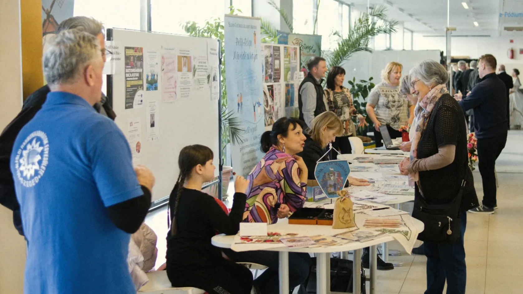 Könyvkölcsönzés az édességboltban – így vészelték át a kulturális intézmények a kényszerű téli szünetet