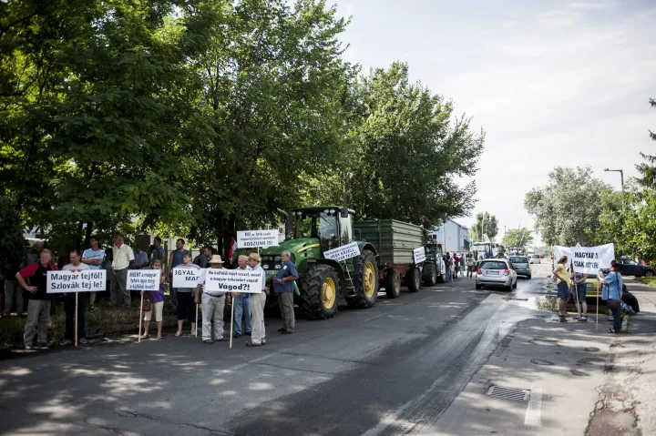 Tejtermelők demonstrálnak a Mecsek Füszért logisztikai bázisa előtt Pécsett, ahol figyelmeztetni akarják az egyes, szerintük aránytalanul nagy mennyiségben import tejtermékeket forgalmazó kereskedőket arra, hogy preferálják a magyar tejtermékeket – Fotó: Sóki Tamás / MTI