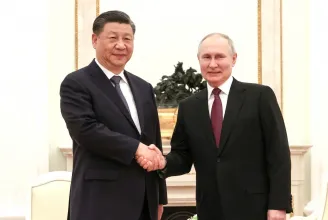 Megérkezett a Kremlbe a kínai elnök, három napon át egyeztet Putyinnal
