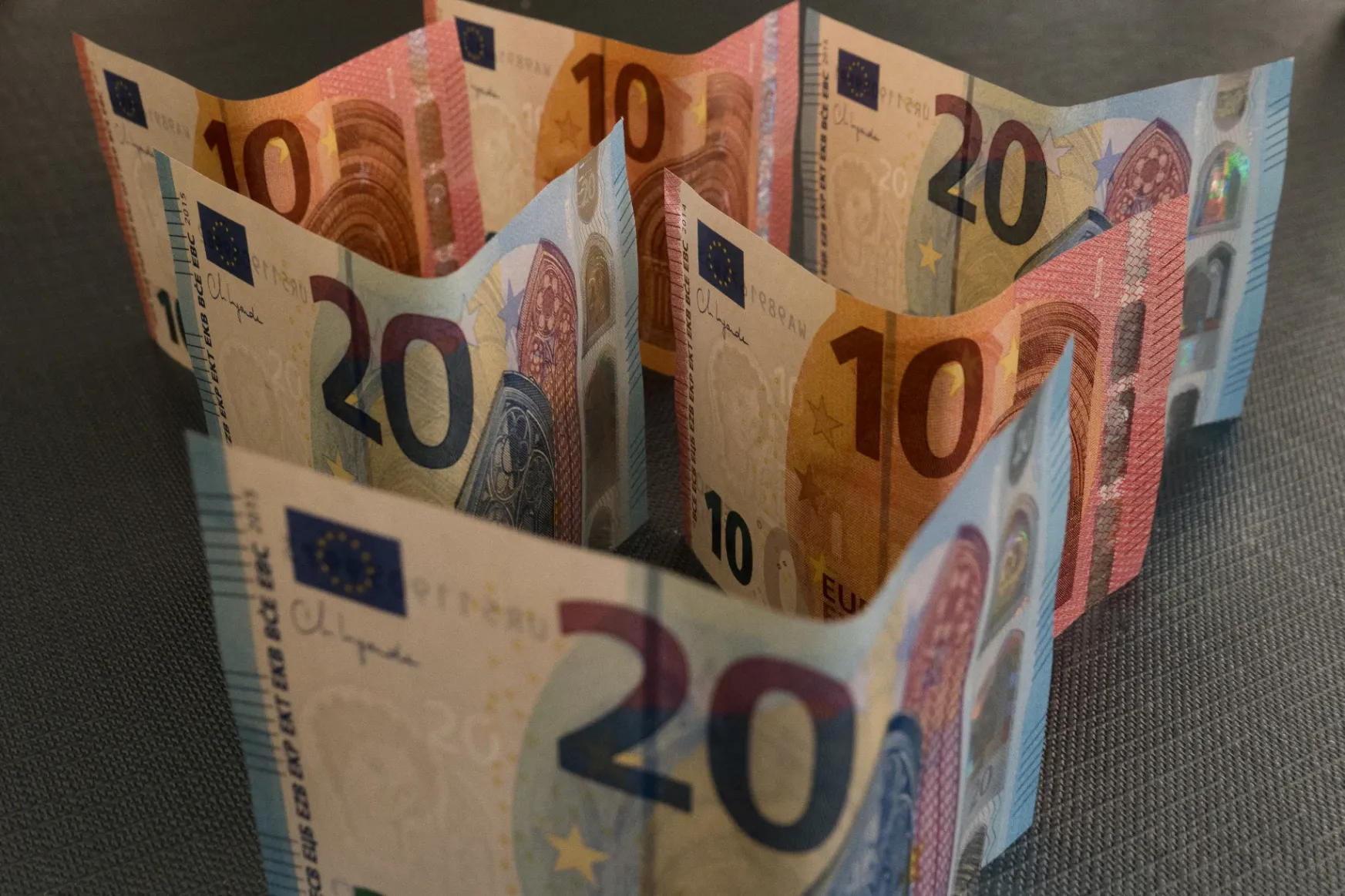 Románia előrébb hozná az euró bevezetését