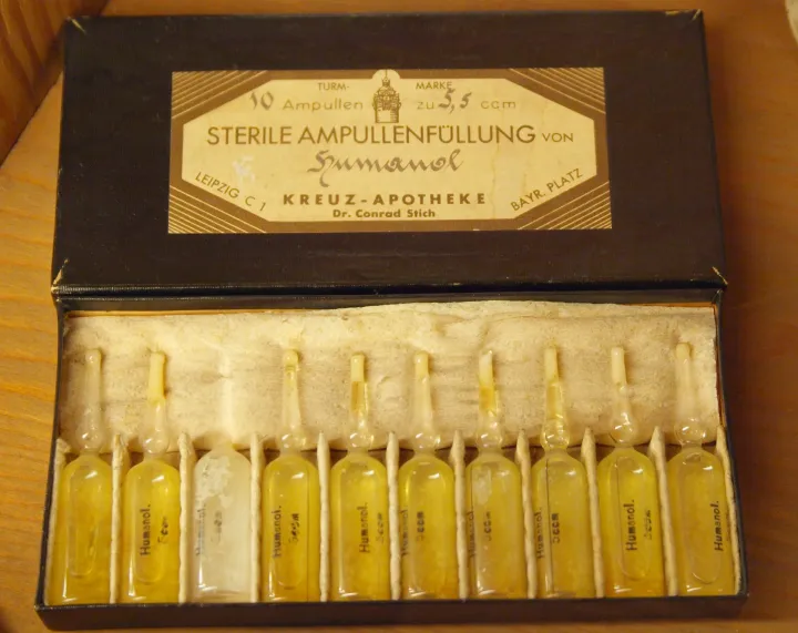 Humanolt, azaz steril emberi zsírt tartalmazó ampullák a 20. század elejéről a heidelbergi Német Gyógyszerészeti Múzeumban – Fotó: Bullenwächter / Wikimedia Commons