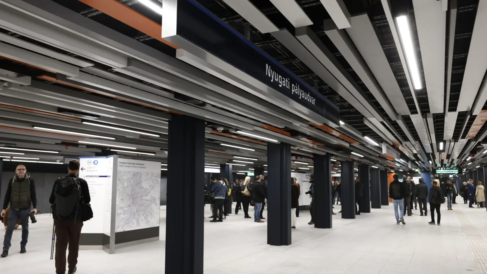 Néhol üdítően színes, kicsit retro, itt-ott pedig unalmas szürke – ilyen lett az új 3-as metró
