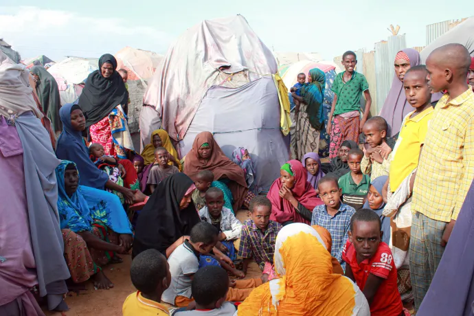 Civilek egy menekülttáborban Szomáliában, ahol több száz ember keresett menedéket a hosszú ideje tartó szárazság és az országban dúló politikai konfliktus miatt – Fotó: Hodan Mohamed Abdullahi / Anadolu Agency / Getty Images