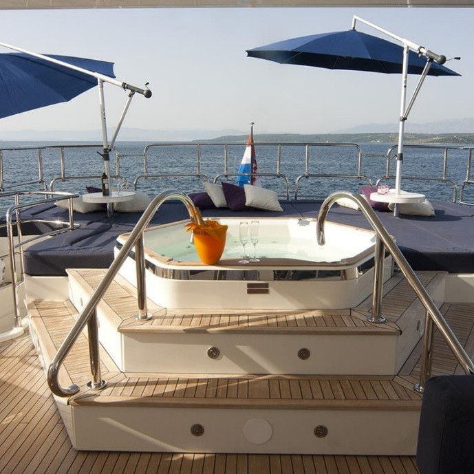 Megindult a licit a bukott magyar ásványvízkirály egymilliárdos jachtjáért