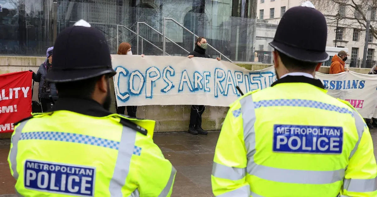 Rasszizmus, nőgyűlölet, homofóbia: komoly rendszerszintű problémákat találtak a londoni rendőrségnél