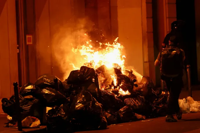 Lángoló kukákkal torlaszolták el az utakat a tüntetők Párizsban hétfő este
