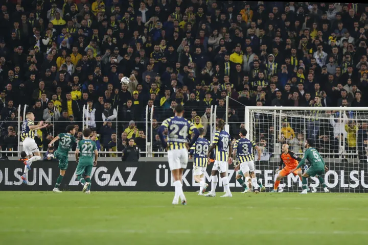 Szalai a góllövés pillanatában a február 25-i Fenerbahçe–Konyaspor-meccsen – Fotó: Fenerbahçe